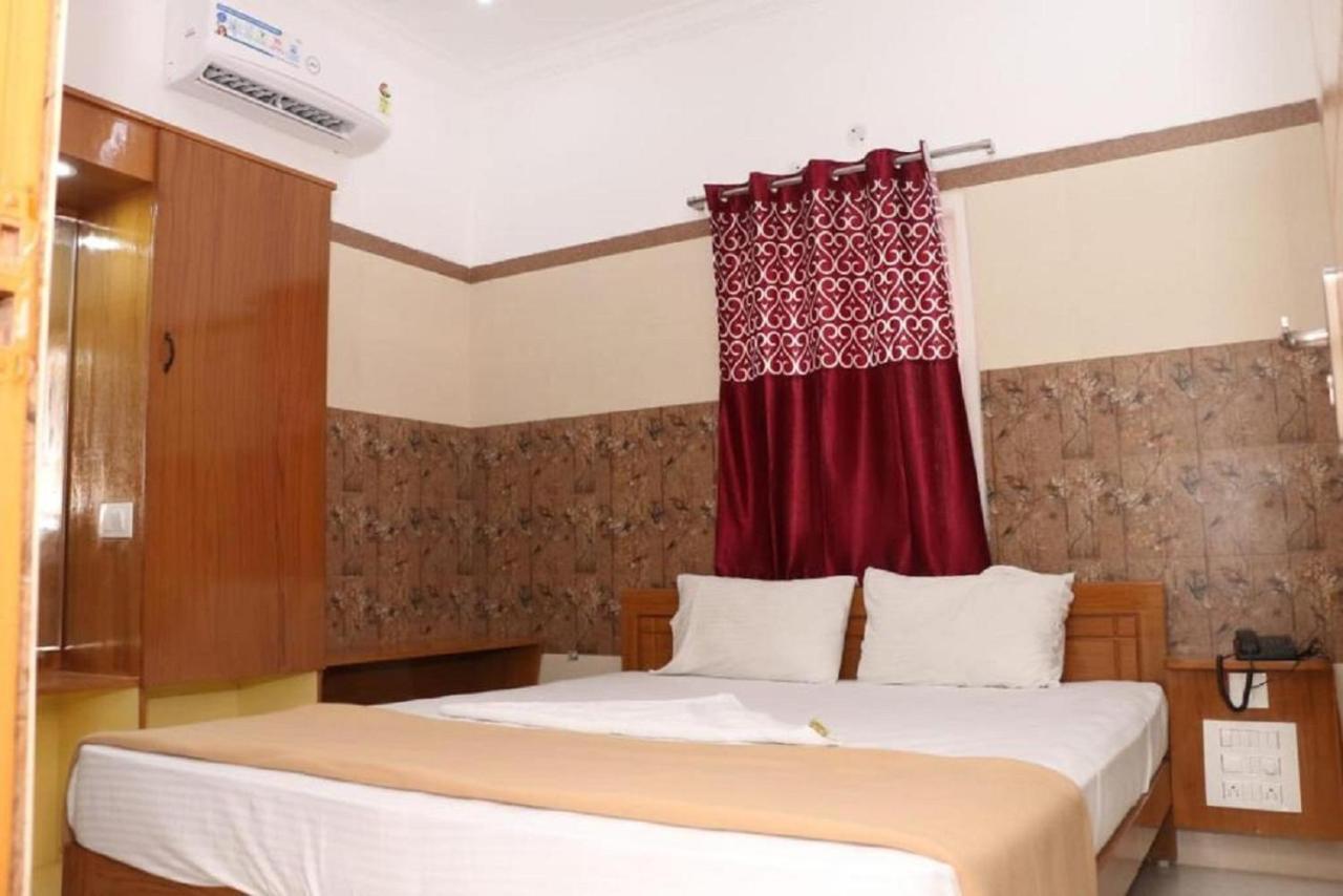 Saravanas Lodge Tiruchchendūr Extérieur photo